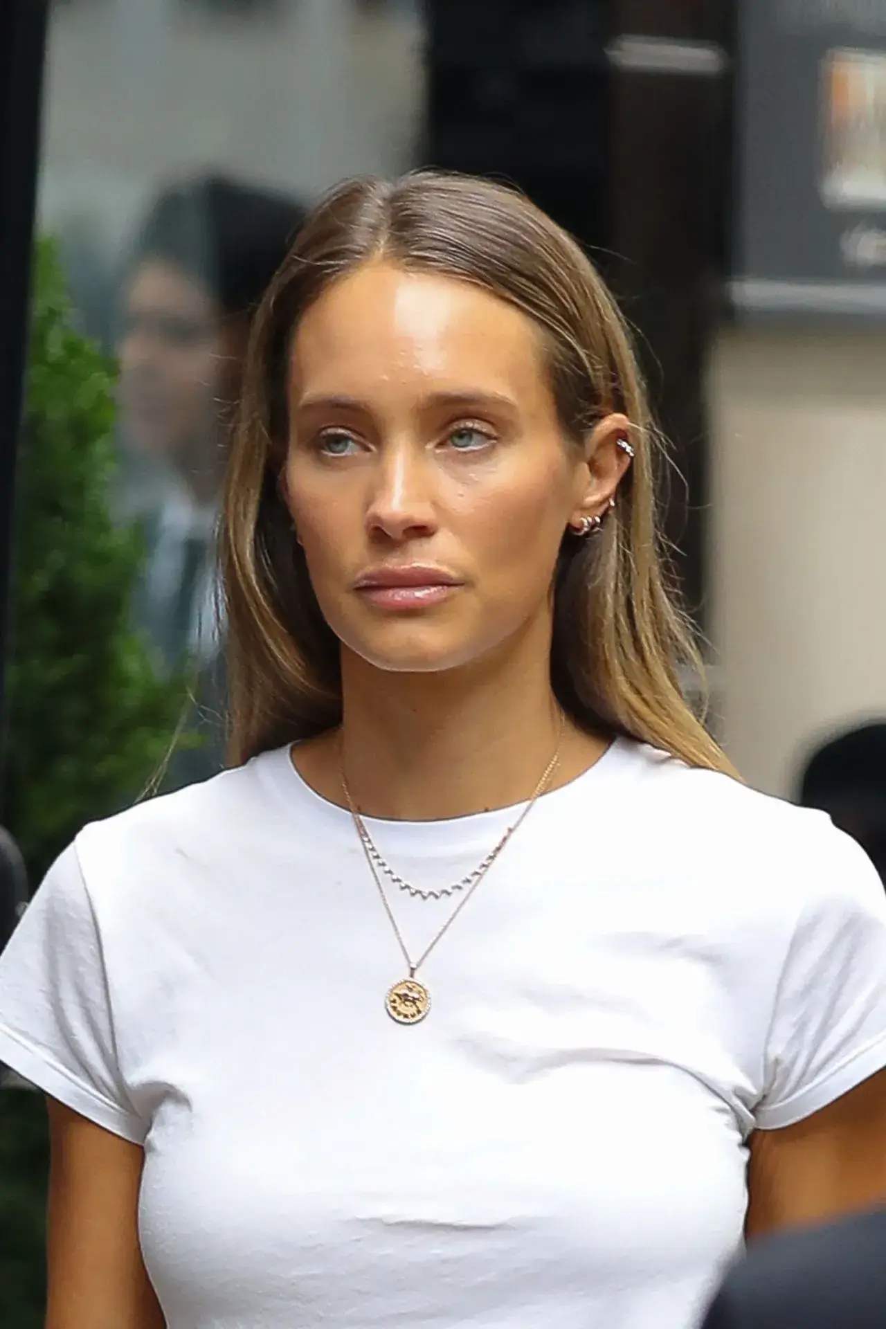 AMERICAN MODEL HANNAH JETER PHOTOSHOOT IN WHITE T SHIRT BLUE JEANS